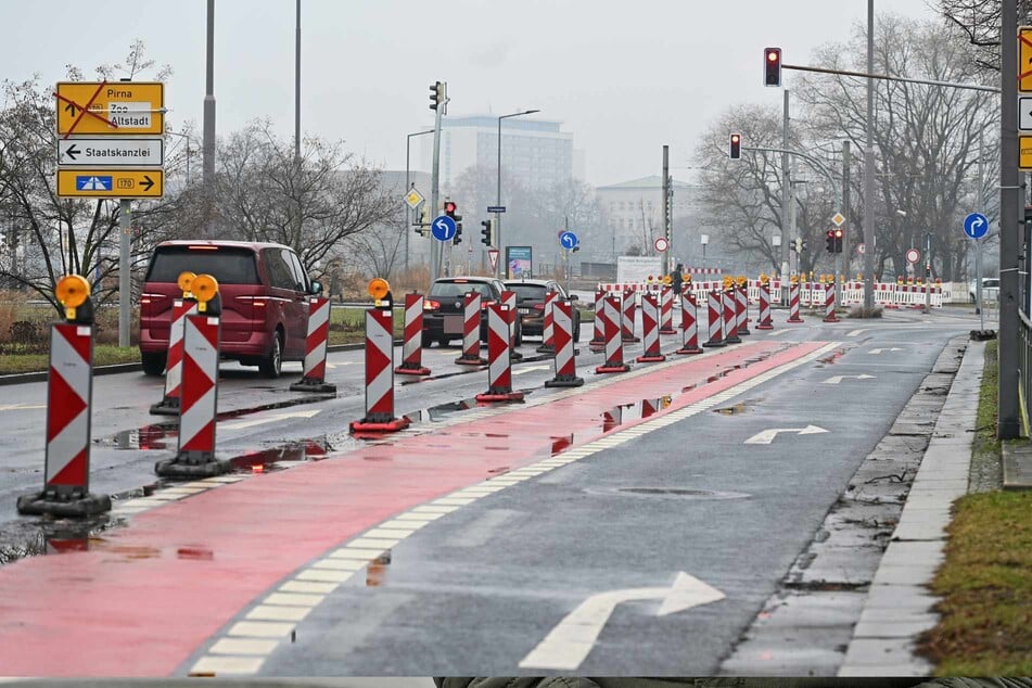 Das Rathaus muss sich für die provisorische Verkehrsführung Dutzende Warnbaken leihen.