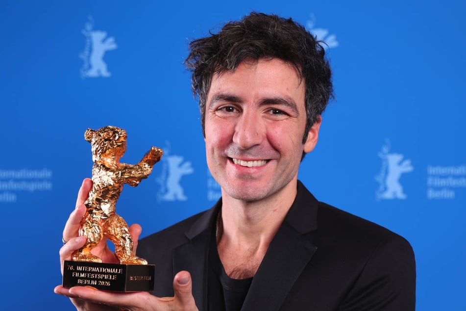Der Berliner Regisseur İlker Çatak (42) präsentiert stolz seinen Goldenen Bären.