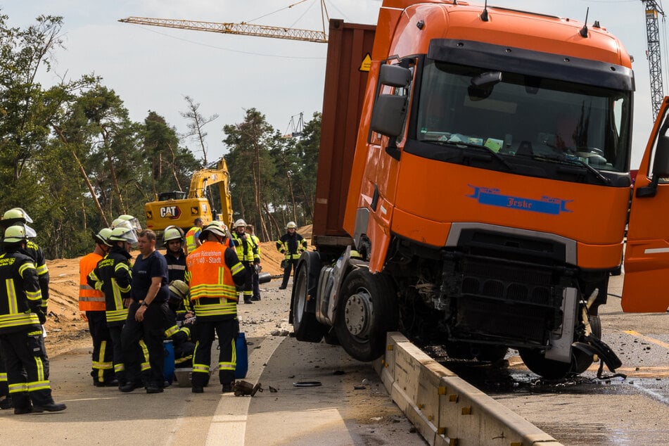 Lkw kommt von A60 ab und "surft" über Betonwand: Fahrer verletzt, 200.000 Euro Schaden