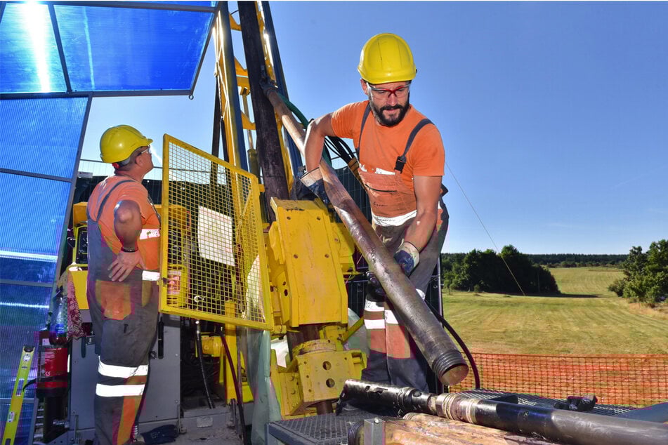 Bulgarische Bohrarbeiter führten im Auftrag der Firma Lithium Zinnwald GmbH Probebohrungen im Gelände um Altenberg durch.