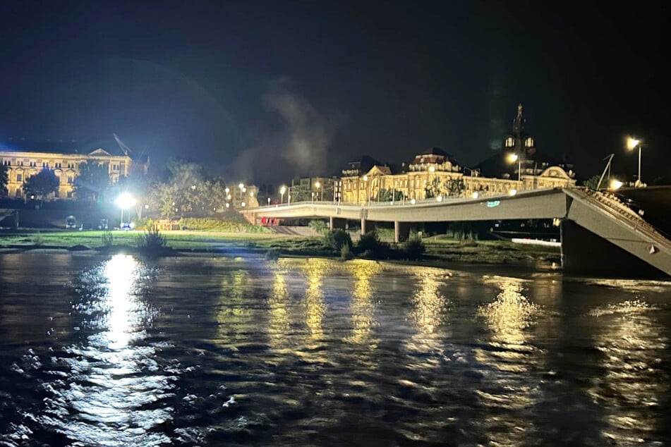 Nach der Sprengung stehen die verbliebenen Teile der Brücke weiterhin.