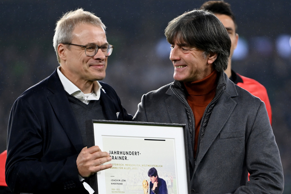 Im Rahmen des WM-Qualifikationsspiels Deutschland gegen Liechtenstein verabschiedet Peter Peters (59, l.) Jogi Löw (61) als Jahrhunderttrainer.