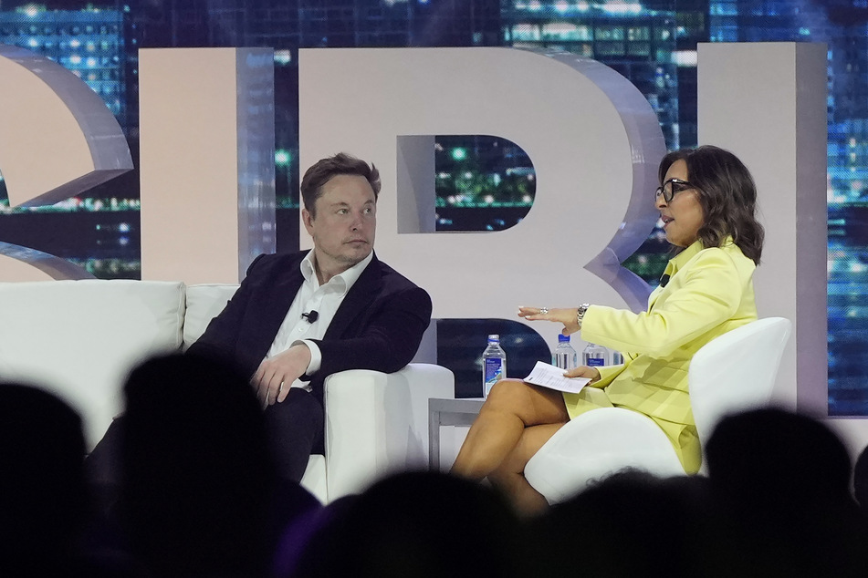Bereits während ihres Jobs bei NBC verkündete Linda Yaccarino (r.) ihre Bewunderung für Elon Musk (51, l.). Beide führten bereits ein Interview.