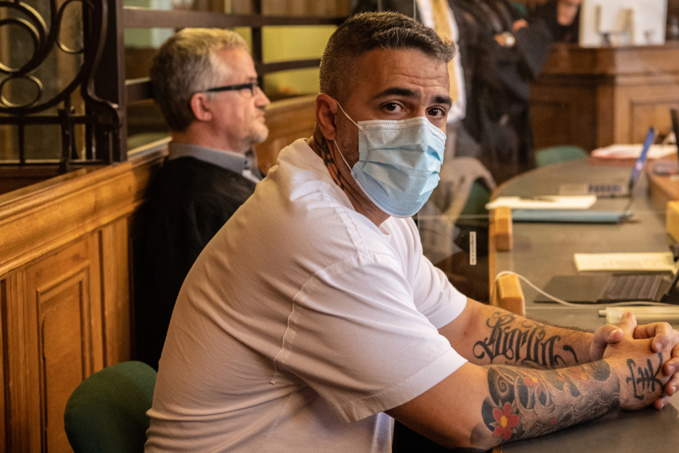 Anis Mohamed Youssef Ferchichi, bekannt als Rapper Bushido, sitzt zu Beginn des Prozesses in einem Gerichtssaal des Landgerichts.