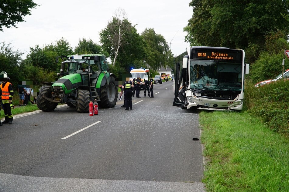 Der Linienbus wurde bei dem Zusammenstoß in Schwalmtal im Frontbereich beschädigt.