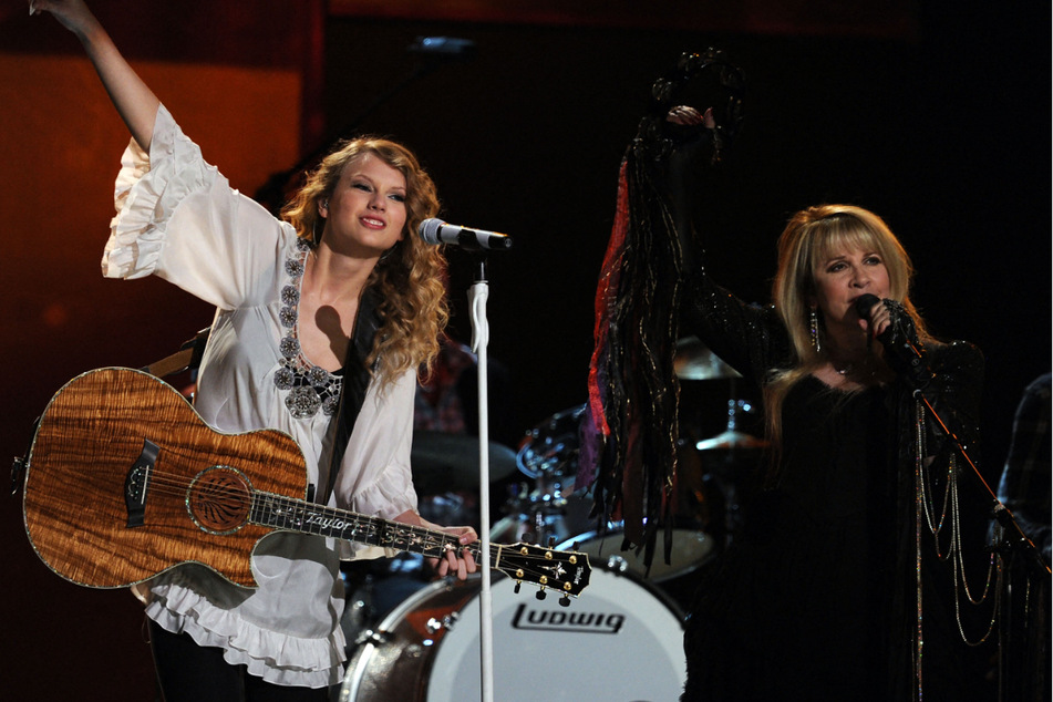 Taylor Swift (l.) and Stevie Nicks perform onstage during the 52nd Annual GRAMMY Awards held at Staples Center on January 31, 2010.