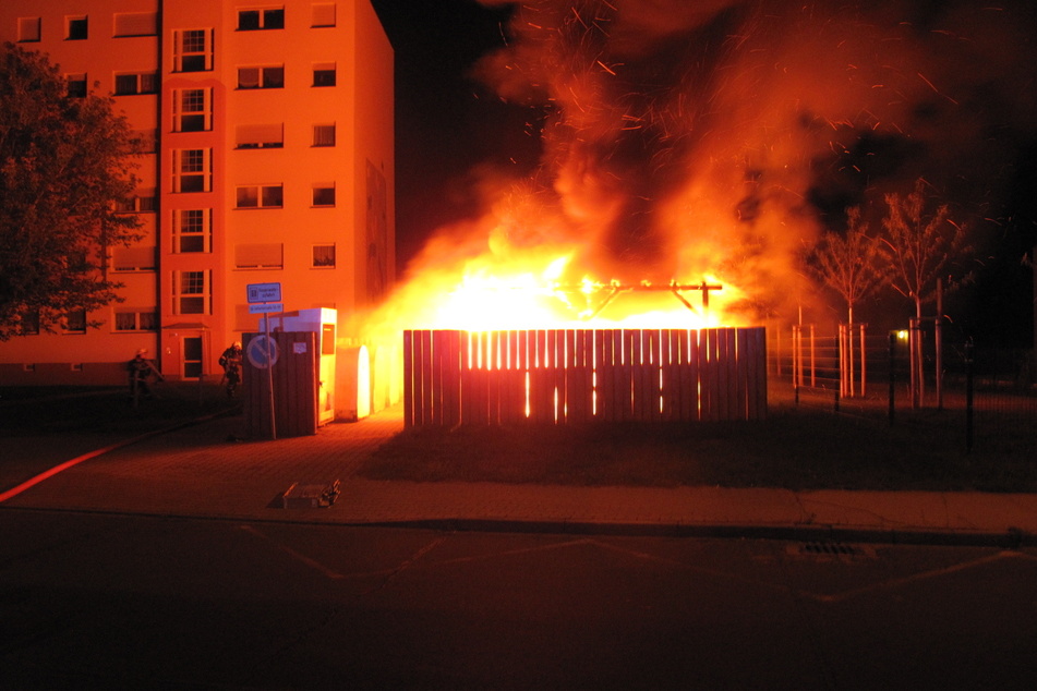Im Neubaugebiet an der Radebeuler Straße brannten Dienstagnacht wieder Mülltonnen.