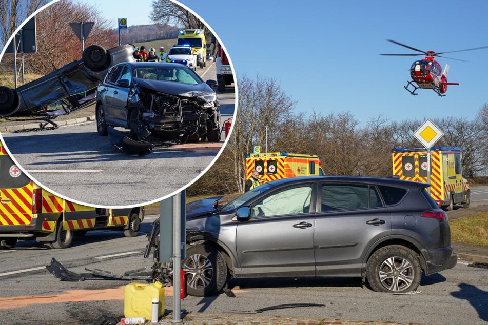 Auto auf Dach gelandet: Kreuzungs-Crash mit Verletzen