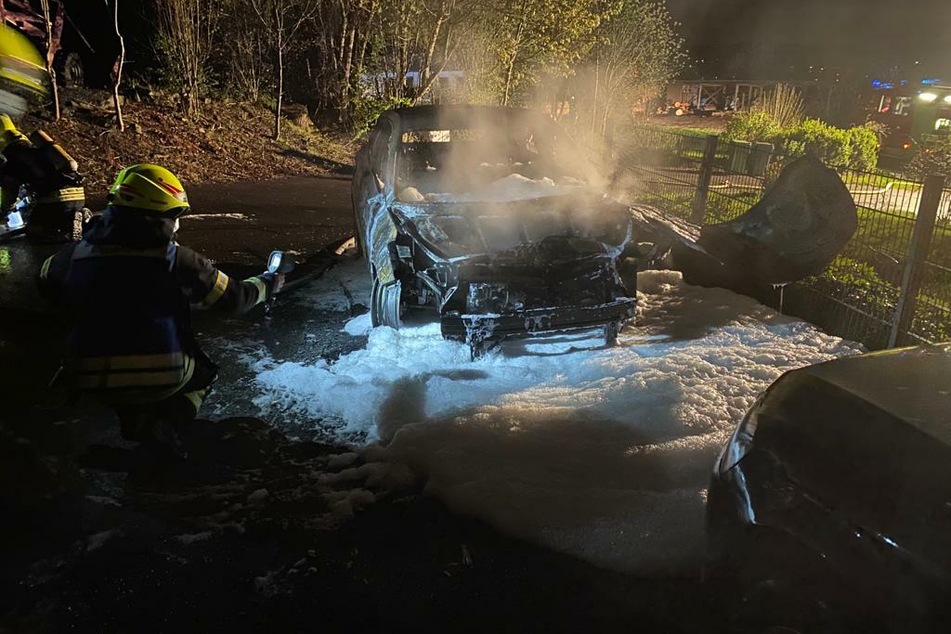 Das Feuer war nach rund einer Stunde vollständig gelöscht, übrig blieb nur ein Wrack.