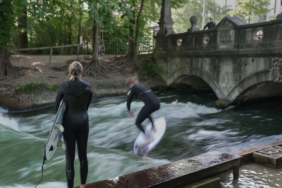 Surfer müssen pausieren: Wegen eines Eingriffs am Wehr bleibt die berühmte Eisbachwelle trocken.