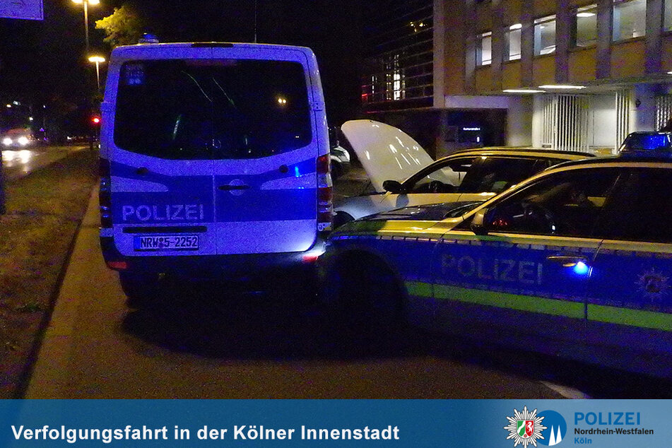 Bei dem Unfall wurden zwei Polizeifahrzeuge beschädigt und zwei Polizisten leicht verletzt.