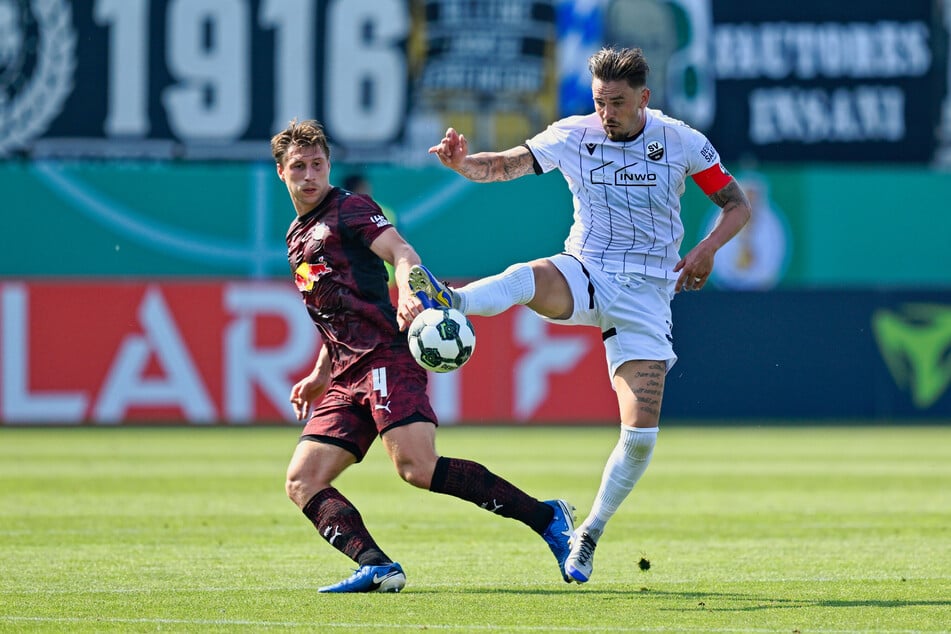 Unter anderem steht sich in Pascal Testroet (35, r.) ein langjähriger Zweitliga-Kicker im Kader.