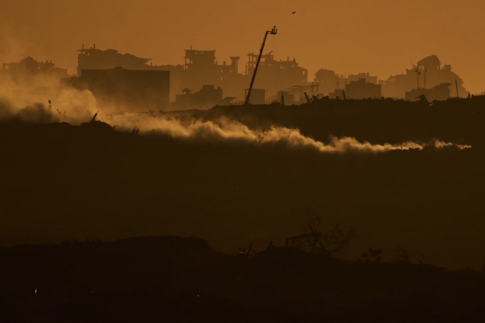 In Gaza-Stadt hat die israelische Armee drei Menschen per Drohne erschossen.