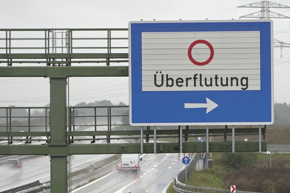 Eine Abfahrt an der A92 bei Landshut wurde wegen Überflutung gesperrt.