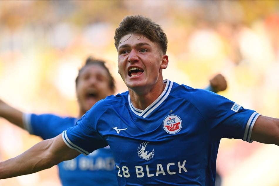 Ryan Naderi (21) bejubelte seinen ersten Treffer im Hansa-Trikot ausgerechnet in seiner Geburtsstadt Dresden. (Archivbild)