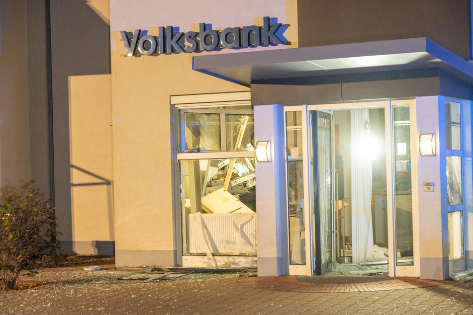 Der Vorraum der Volksbank-Filiale in Forchheim ist schwer beschädigt, die Täter konnten nach der Tat in Richtung der A73 fliehen.