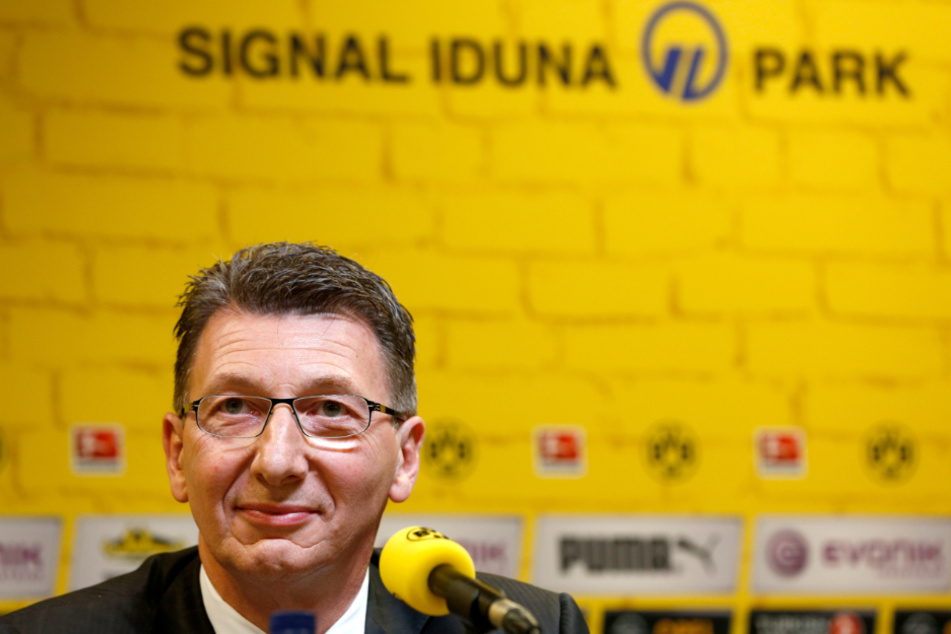 Signal-Iduna-Chef Ulrich Leitermann (64) 2014 auf einer Pressekonferenz von Borussia Dortmund. (Archivfoto)