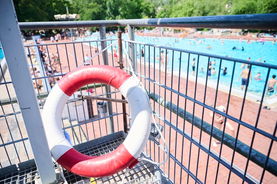 Bei hochsommerlichen Temperaturen galt am Mittwoch in einigen Berliner Freibäder Ticketstopp.