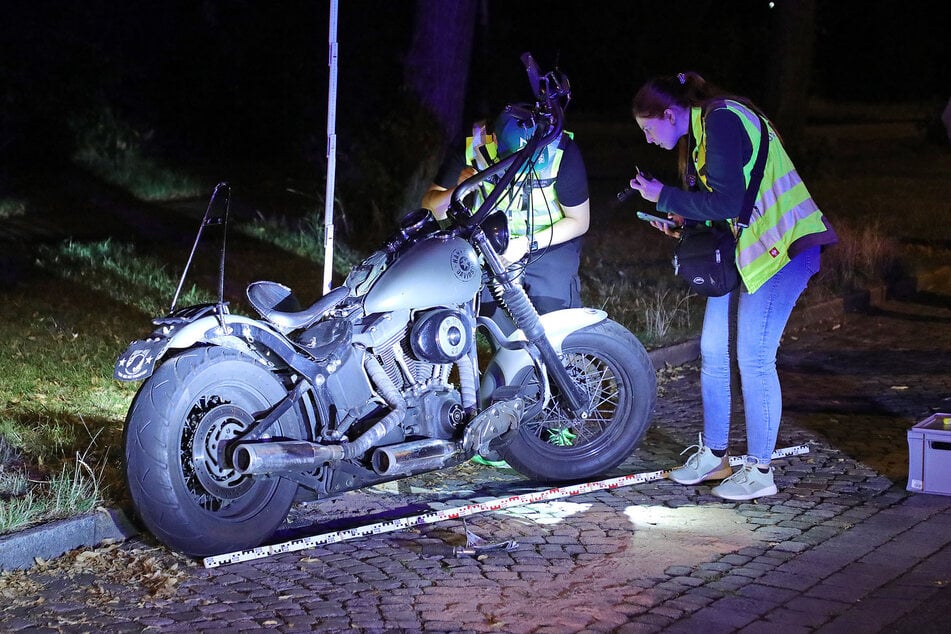 Einsatzkräfte begutachteten die Unfallmaschine nach dem Zusammenstoß.