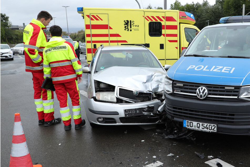 Unfall in Dresden-Gorbitz: Streifenwagen übersieht Skoda-Fahrer (81) - Drei Personen verletzt!