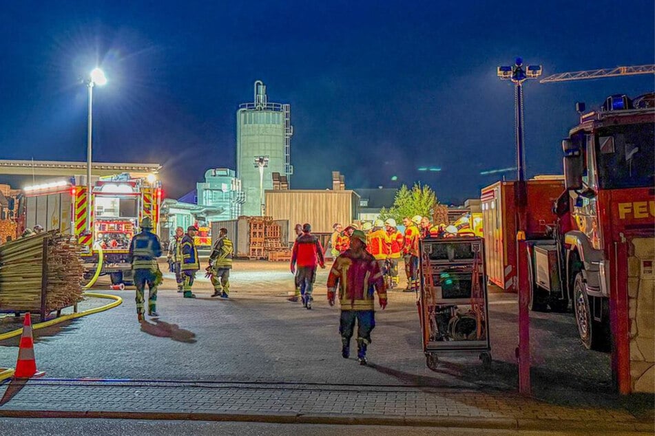 Es rückten mehrere Löschfahrzeuge verschiedener Feuerwehren an.