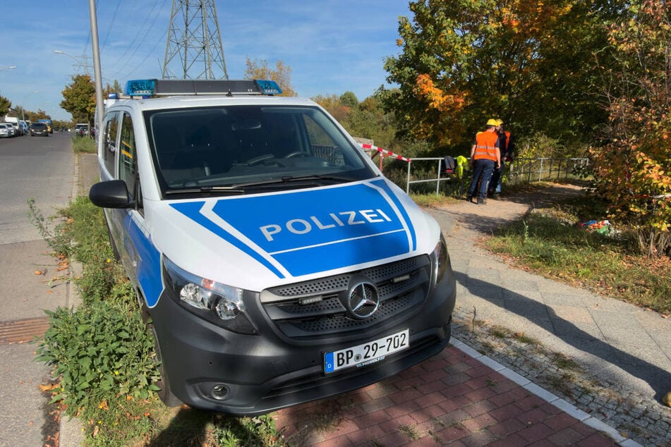 Nach einem Feuer unter einer Kabelbrücke in Marzahn hat die Polizei Ermittlungen wegen möglicher Brandstiftung eingeleitet.