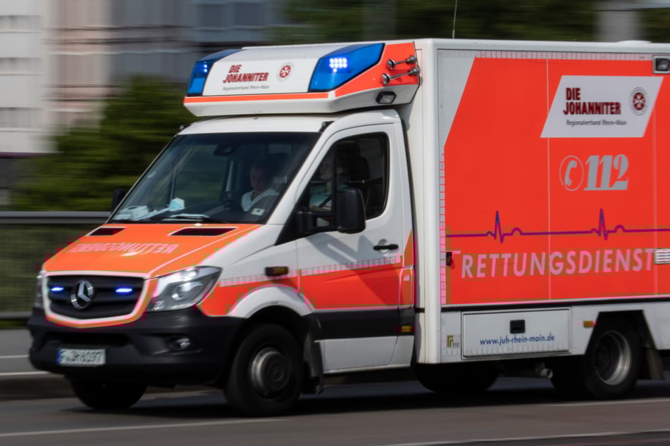 Die Retter brachten den Mann (65) in eine Klinik. (Symbolbild)