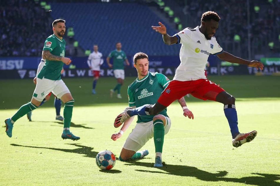 Es geht ordentlich zur Sache. Bremens Marco Friedl stoppt Bakery Jatta.