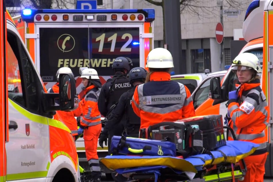 Polizisten und Rettungskräfte sind im Einsatz in der Nähe des Landgerichts von Bielefeld.