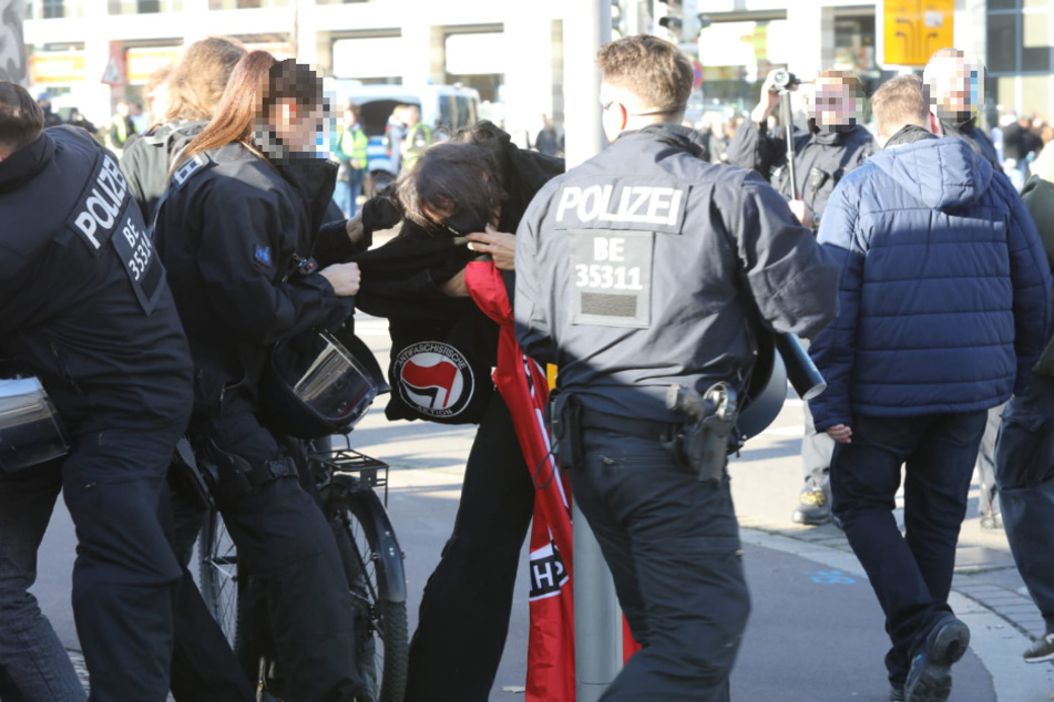 Inzwischen hat die Polizei alle Hände voll zu tun.