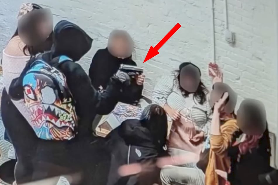 Für die Kunden im Laden war der Überfall ein Schock. Die Täter, die auffällige Anime-Rucksäcke trugen, bedrohten die Pokémon-Fans mit Pistolen.