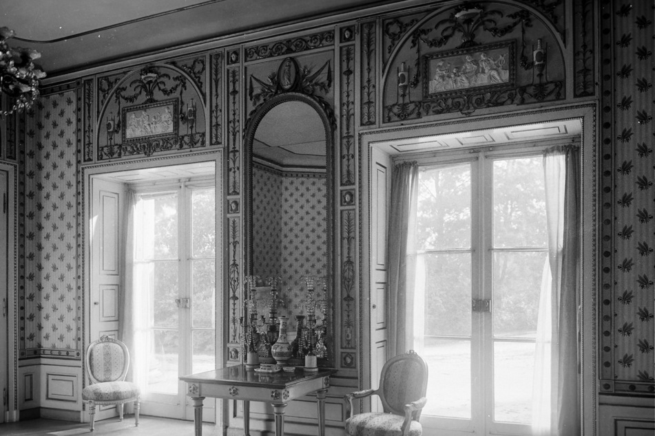 Das ist eine historische Ansicht des gelbvertäfelten Kaiserzimmers mit der originalen Wandgestaltung.