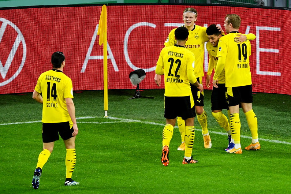 Borussia Dortmund durfte sich am Ende über einen knappen DFB-Pokal-Sieg und den Einzug ins Viertelfinale freuen. Erling Haaland (M.) und Jadon Sancho (2.v.r.) erzielten je ein Tor.