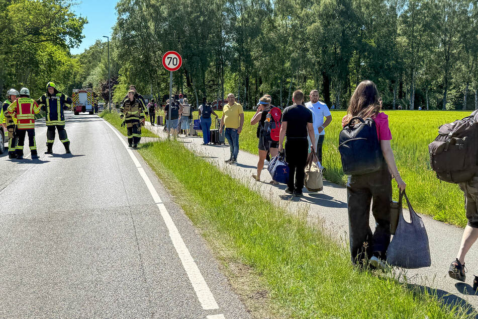 Wegen einer abgerissenen Oberleitung strandeten Fahrgäste eines Metronom auf der Strecke zwischen Hamburg und Bremen.