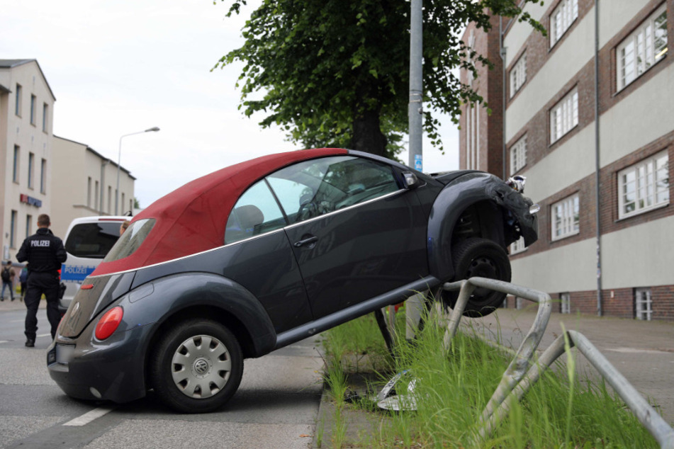 Der Wagen blieb hochkant an der Absperrung stehen.