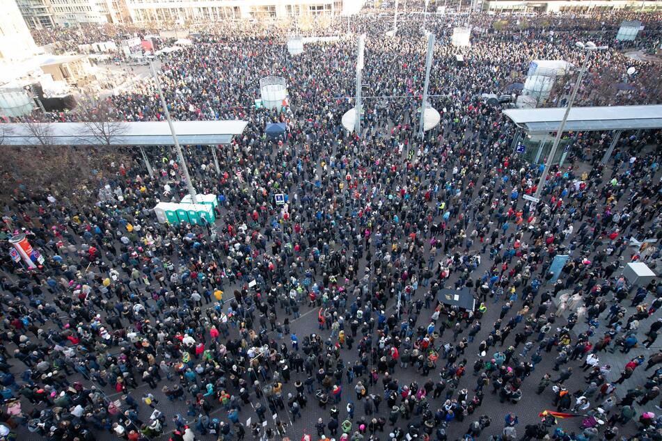 Rund 20.000 Menschen nehmen an der Demonstration der Stuttgarter Initiative "Querdenken" auf dem Augustusplatz teil.