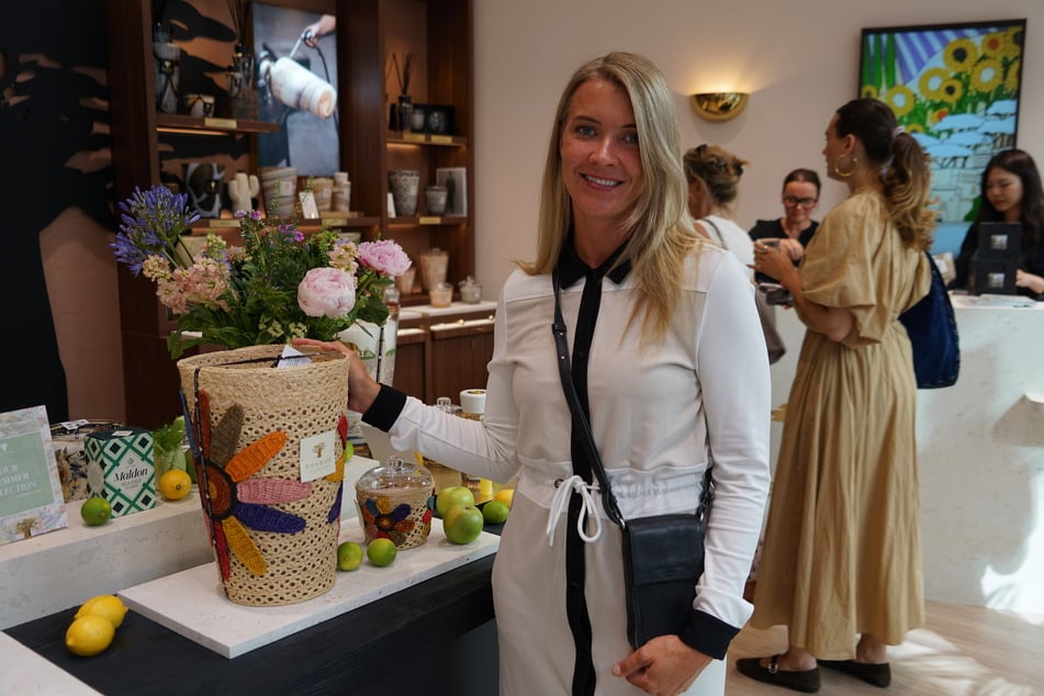 Store-Managerin Chantal Fenselau mit einer der Raffia-Kerzen der diesjährigen Frühjahrs-/Sommer-Kollektion. Besonders schätzt sie an den Produkten, dass jedes einzelne seine eigene Geschichte erzähle.