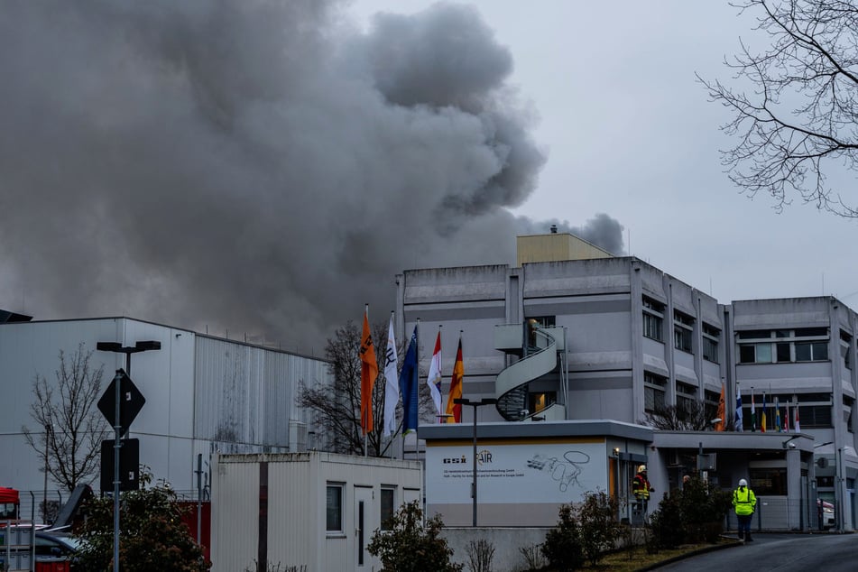 Die Löscharbeiten dauern an.