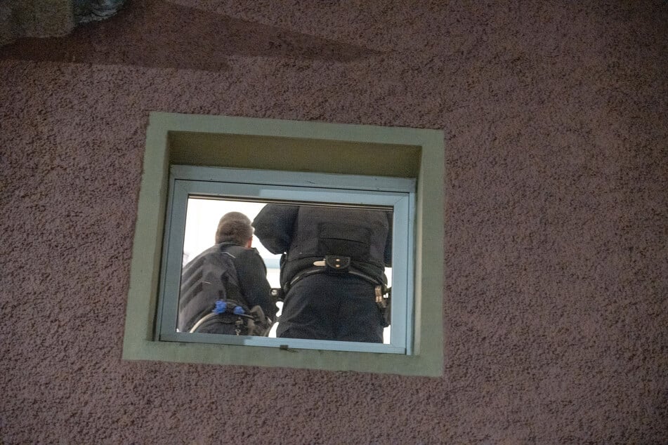 Bis in die späten Abendstunden durchsuchte die Polizei die Wohnung des Täters.