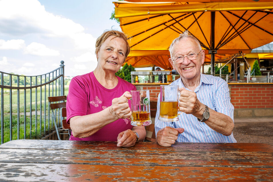 Hannelore Kempe (81) und Roland Möschwidzer (86) suchten Zuflucht im Biergarten.