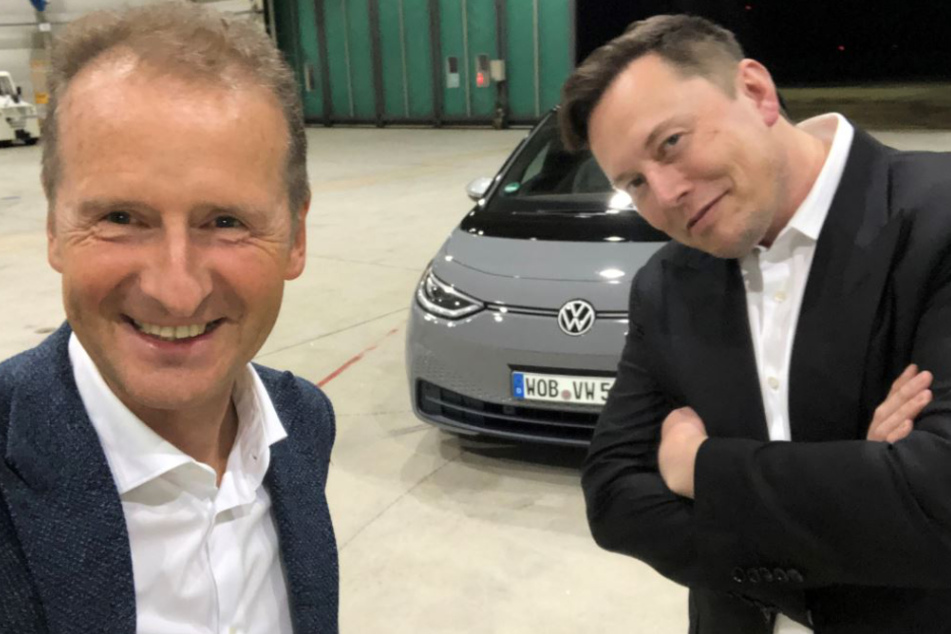 Selfie zweier Konkurrenten: Herbert Diess zusammen mit Tesla-Chef Elon Musk in einem Hangar des Braunschweiger Flughafens nach einer kurzen gemeinsamen Rundfahrt mit einem Volkswagen-Elektroauto vom Typ ID.3.