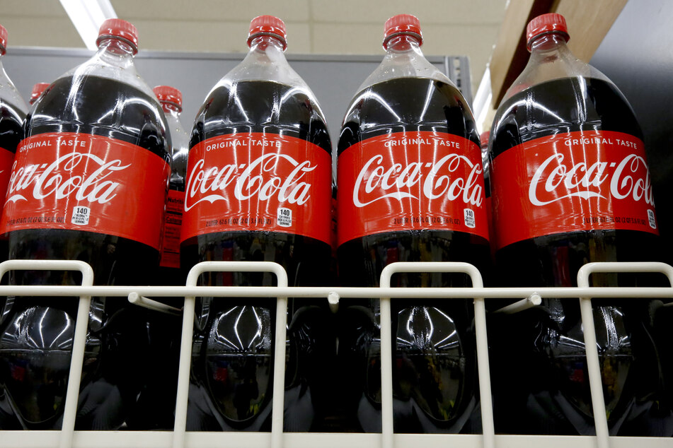 USA, Pittsburgh: Coca-Cola-Flaschen stehen auf einem Regal in einem Supermarkt in Pittsburgh. Aufgrund eines Online-Kurses gegen Rassismus steht der Konzern in der Kritik.
