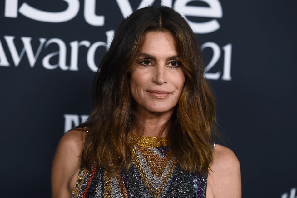Ihre Mutter Cindy Crawford (60) habe sie bei Dreharbeiten mit Weihwasser unterstützt, erzählte Kaia Gerber.