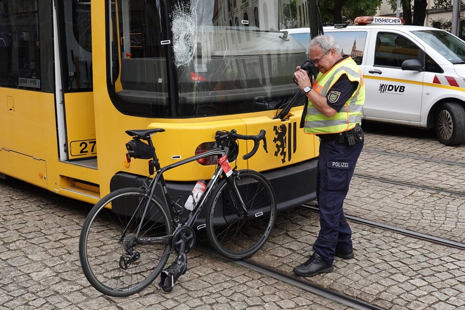 Ein Mitarbeiter der Polizei rekonstruiert den Unfall. Ein Schuh des verunfallten Rennradfahrers ist noch immer in der Pedale "eingeklickt".