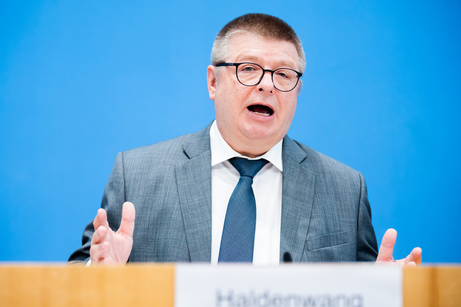 Thomas Haldenwang (63), Präsident des Bundesamts für Verfassungsschutz, mahnt die Mitte der Gesellschaft, sich gegen Extremismus zu positionieren. (Archivbild)