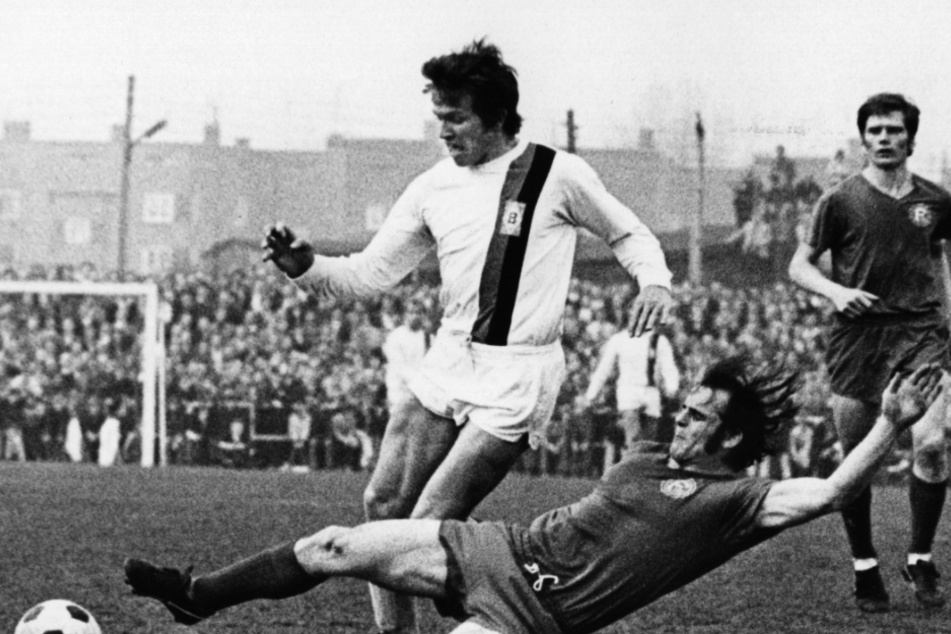 Archivaufnahme aus dem Jahr 1971: Düsseldorfs Abwehrspieler Egon Köhnen (unten) trennt Mönchengladbachs Stürmer Jupp Heynckes vom Ball.