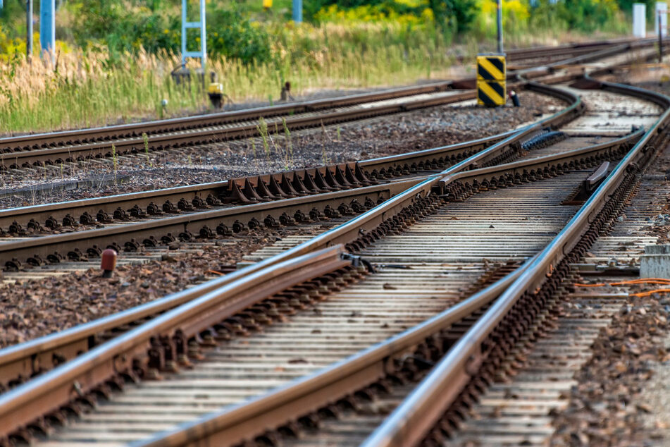 Tödliche Fotos auf den Gleisen: 20-Jährige stirbt bei tragischem Bahnunfall!