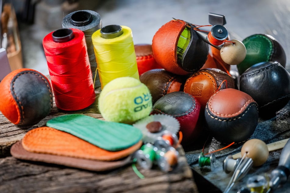 Im Inneren der Lederbälle befindet sich jeweils ein mit Sand gefüllter Tennisball.