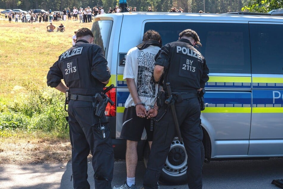 Die Polizei nimmt beim "Schanzenfest" eine Person fest.
