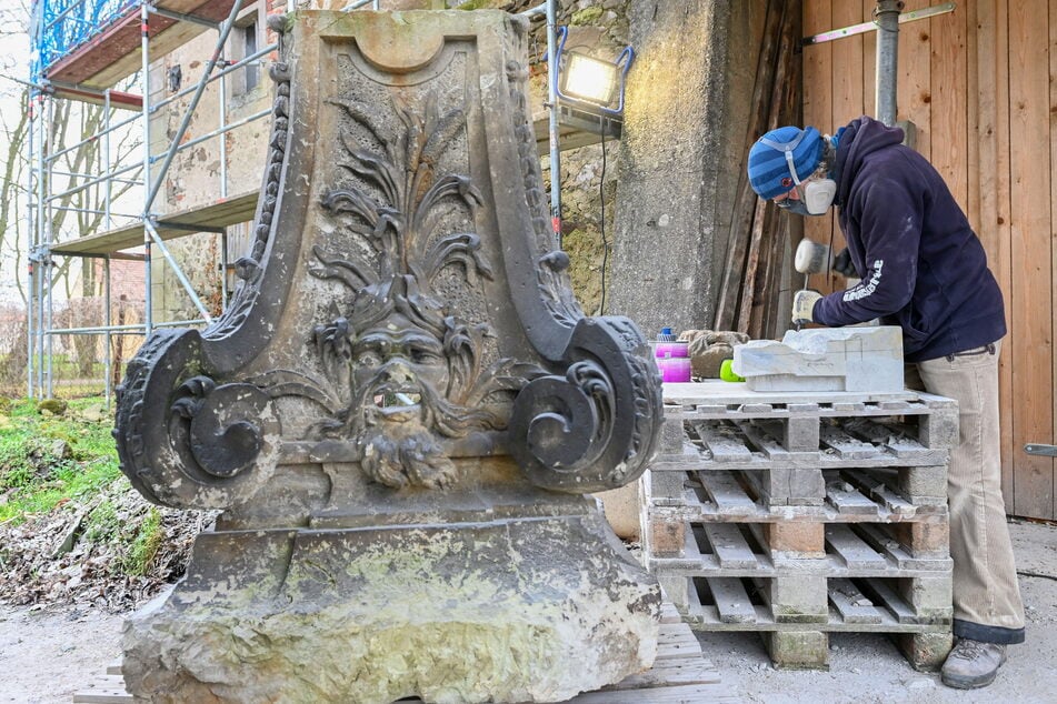 Steinmetz Peter Hoffmann (57) arbeitet an einer originalgetreuen Kopie einer der vier Masken, die sich auf dem Postament des Mittelbrunnens befinden.